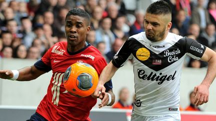 Beria (Lille) à la lutte avec Atik (Guingamp) (PHILIPPE HUGUEN / AFP)