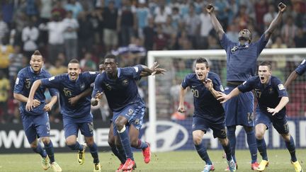 L'&eacute;quipe de France de football des moins de 20 ans exulte apr&egrave;s avoir d&eacute;croch&eacute; la Coupe du monde face &agrave; l'Uruguay, le 13 juillet 2013 &agrave; Istanbul. (OSMAN ORSAL / REUTERS)