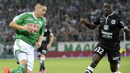 Romain Hamouma (Saint-Etienne) face à Dennis Appiah (Caen) (JEAN-PHILIPPE KSIAZEK / AFP)