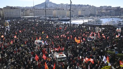 Lors de la manifestation contre la réforme des retraites à Marseille, le 11 février 2023. (CLEMENT MAHOUDEAU / AFP)