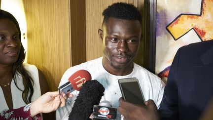 Mamoudou Gassama, le 26 mai 2018, à Bamako (Mali), lors de sa rencontre avec le président malien.&nbsp; (MICHELE CATTANI / AFP)