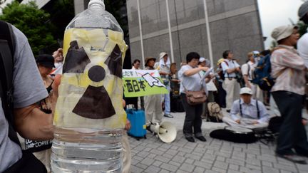 Manifestation devant le si&egrave;ge de Tepco, qui g&egrave;re la centrale nucl&eacute;aire accident&eacute;e de Fukushima (Japon), le 8 ao&ucirc;t 2014, &agrave; Tokyo. (TOSHIFUMI KITAMURA / AFP)