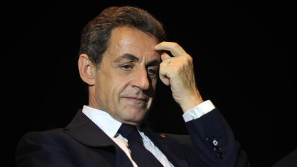 Le président des Républicains, Nicolas Sarkozy, le 8 décembre 2015 à Rochefort lors d'un meeting de soutien à la liste d'union de la droite aux élections régionales en&nbsp;Aquitaine-Limousin-Poitou-Charentes. (XAVIER LEOTY / AFP)