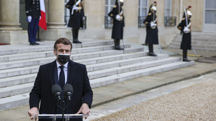 Emmanuel Macron le 16 décembre 2020 dans la cour de l'Elysée, à Paris. (SEBASTIEN MUYLAERT / MAXPPP)