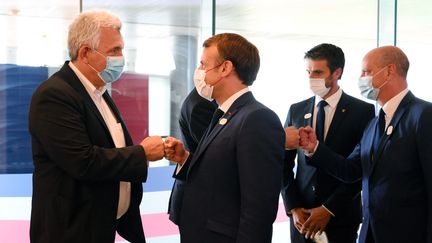 Claude Onesta, le patron de l'ANS, avec Emmanuel Macron, le 23 juillet 2021, lors des Jeux olympiques d'été, à Tokyo. Le président français a fixé un objectif ambitieux aux fédérations sportives : faire en sorte d'atteindre le top 5&nbsp;du tableau des médailles. (MILLEREAU PHILIPPE / KMSP / MAXPPP)