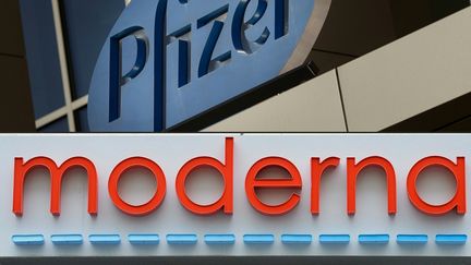 Un montage des logos des laboratoires Pfizer et Moderna.&nbsp; (DOMINICK REUTER / AFP)