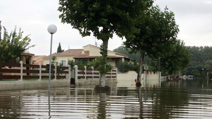 Une rue inondée, le 10 septembre 2005&nbsp;au Cailar, dans le Gard. (DOMINIQUE FAGET / AFP)