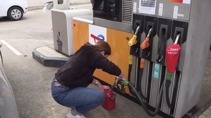 La grève se poursuit lundi 17 octobre dans les cinq dépôts de carburant de TotalEnergies. Le gouvernement, qui menaçait la veille au soir encore de réquisitionner de nouveaux sites si la situation l'exigeait, s'exécute.&nbsp; (CAPTURE ECRAN FRANCE 3)