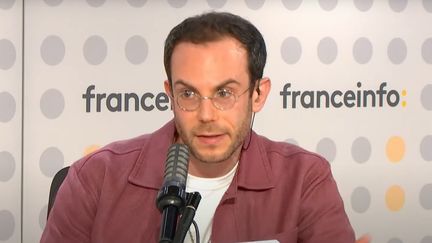 Dans "Entre les lignes", Clément Viktorovitch décrypte les discours, analyse les paroles des politiques qui font l'actualité. (FRANCEINFO)