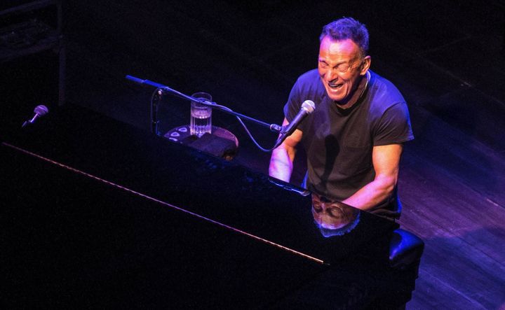 Le "Boss" se met régulièrement au piano dans "Springsteen on Broadway".
 (Debra L Rothenberg/REX/Shutterstock /Sipa)