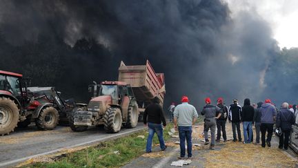 Un millier de manifestants bloquent la RN165 &agrave; hauteur du portique &eacute;cotaxe de Pont-de-Buis (Finist&egrave;re), le 26 octobre 2013. (FRED TANNEAU / AFP)