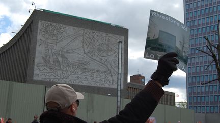 A Oslo, une chaîne humaine brave&nbsp;les risques épidémiologiques pour protéger cette façade d'immeuble signée Picasso, promise à la démolition. (PIERRE-HENRY DESHAYES / AFP)