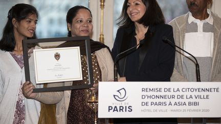 Asia Bibi et Anne Hidalgo à l'Hôtel de ville de Paris, le 25 février 2020. (THOMAS SAMSON / AFP)