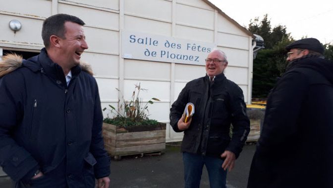 Le maire UDI de Paimpol, Jean-Yves de Chaisemartin, à gauche sur la photo, participe à une réunion de conseil de quartier, le 17 janvier 2019. (BENJAMIN ILLY / RADIO FRANCE)