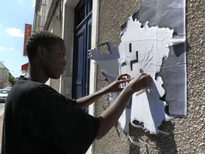 Joseph Meddy en train de réaliser le pochoir de la France avec la Croix de Lorraine
 (LP / Marjorie Lenhardt )