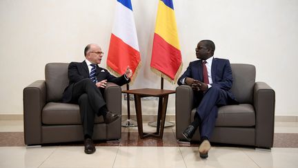 Le Premier ministre français, Bernard Cazeneuve, et son homologue&nbsp;tchadien, Albert Pahimi Padacké,&nbsp;à N'Djaména (Tchad), le 29 décembre 2016. (ALAIN JOCARD / REUTERS)