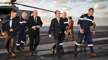 François Hollande arrive sur le porte-avions "Charles-de-Gaulle", le 4 décembre 2015. (CHRISTIAN CAVALLO / ECPAD)