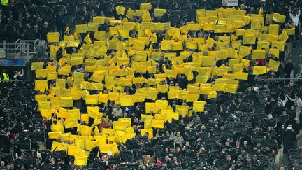 Des supporters de la Juventus d&eacute;clarent leur amour &agrave; leur &eacute;quipe lors du match de la Ligue des champions face au FC Bayern Munich &agrave; Turin (Italie), le 10 avril 2013. (GIUSEPPE CACACE / AFP)