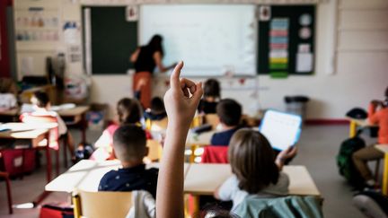 Des élèves travaillent dans la salle de classe d'une école primaire, le 2 septembre 2021 à Lyon. Photo d'illustration. (JEFF PACHOUD / AFP)