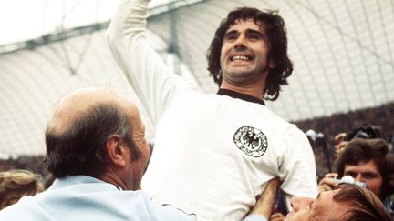 Le 7 juillet 1974, l'Allemagne de l'Ouest est championne du monde. Gerd Müller est alors acclamé par ses coéquipiers&nbsp;après leur&nbsp;victoire face aux Pays-Bas. (KARL SCHNERRER / DPA / MAXPPP)