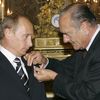 Jacques Chirac remet la Légion d'honneur à Vladimir Poutine, le 22 septembre 2006, à Paris. (VLADIMIR RODIONOV / ITAR-TASS / AFP)