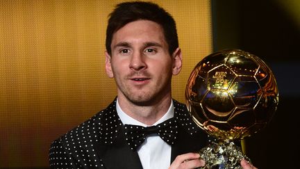 Le footballeur argentin Lionel Messi re&ccedil;oit le Ballon d'or 2012, le 7 janvier 2013 &agrave; Zurich (Suisse). (OLIVIER MORIN / AFP)