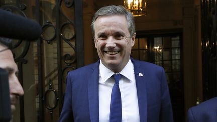 Nicolas Dupont-Aignan sort d'un immeuble parisien après avoir rencontré Marine Le Pen, le 28 avril 2017. (PATRICK KOVARIK / AFP)