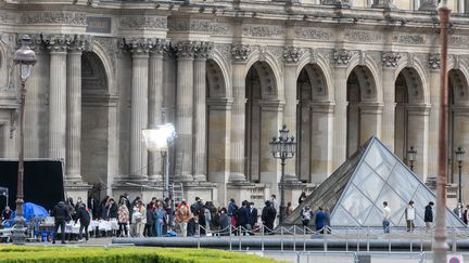 Tournage d'"Emily in Paris" au Louvres, à Paris, le 17 mai 2021. (MARC PIASECKI / GC IMAGES)