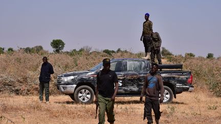 Les forces de sécurité nigérianes sur le site d'une attaque de sabotage prétendument perpétrée par Boko Haram contre des infrastructures électriques dans la banlieue de Maiduguri, le 12 février 2021. (AUDU MARTE / AFP)