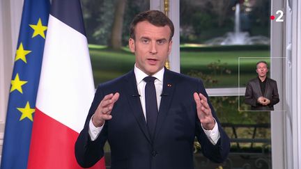 Le président de la République, Emmanuel Macron, adresse ses vœux aux Français depuis l'Elysée, le 31 décembre 2019. (MARTIN BUREAU / FRANCE 2)