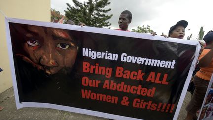 Des manifestants du collectif "Bring back our girls" manifestent à Lagos, au Nigeria, le 14 avril 2016.&nbsp; (PIUS UTOMI EKPEI / AFP)