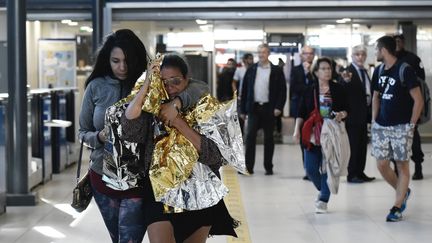 Des habitants de Saint-Martin évacués via la Guadeloupoe arrivent à l'aéroport de Roissy-Charles-de-Gaulle (Val-d'Oise), le 11 septembre 2017. (PHILIPPE LOPEZ / AFP)