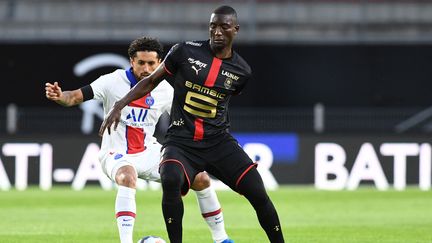 Serhou Guirassy (Rennes) face à Marquinhos (Paris-Saint Germain) le dimanche 9 mai 2021. (FRED TANNEAU / AFP)