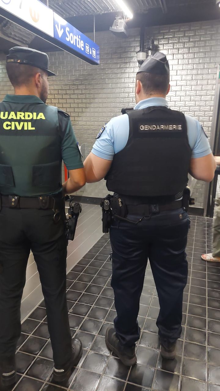 Des policiers et gendarmes étrangers sont venus prêter main forte aux forces de l'ordre françaises. Ici au côté d'un gendarme francilien, le capitaine Lorenzo de la Guardia Civil. Il est venu d'Andalousie. (MATHILDE LEMAIRE / RADIOFRANCE)