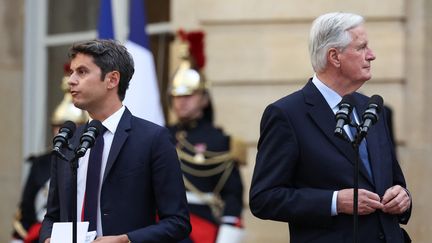 Gabriel Attal et Michel Barnier, lors de la passation de pouvoirs à Matignon, le 5 septembre 2024. (MOHAMMED BADRA / MAXPPP)