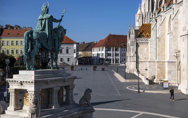 Le quartier du château de Buda, sur les hauteurs de Budapest, est en plein travaux de réhabilitation, ce qui menace&nbsp;l'authenticité du site&nbsp;selon l'Unesco. (ZSOLT SZIGETVARY / MAXPPP)