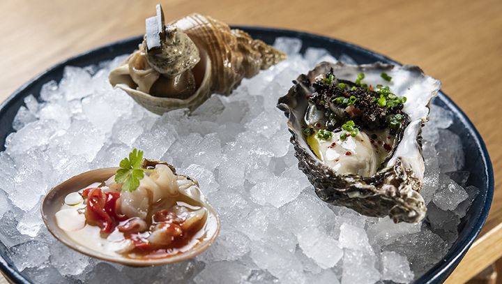 La recette de Pascal Barbot : une huitre à la vinaigrette aux échalotes grises, une praire au jus d’agrume et un bulot mayonnaise aux algues. (ANNE EMMANUELLE THION / L'ASTRANCE)