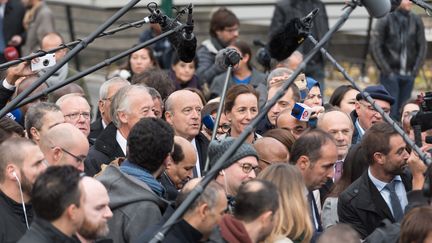 Le candidat &agrave; la primaire &agrave; droite Alain Jupp&eacute; en d&eacute;placement sur la dalle d'Argenteuil (Val-d'Oise), le 2 novembre 2016. (WITT/SIPA)