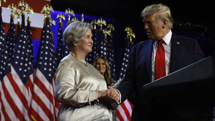 Susie Wiles, conseillère de la campagne des républicains, et Donald Trump, président-élu des Etats-Unis, à West Palm Beach, en Floride, le 6 novembre 2024. (CHIP SOMODEVILLA / GETTY IMAGES NORTH AMERICA / AFP)