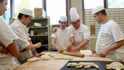 &nbsp; (Formation des apprentis boulangers-pâtissiers au CFA de la Chambre des Métiers et de l'Artisanat du Mans © GILE MICHEL/SIPA)