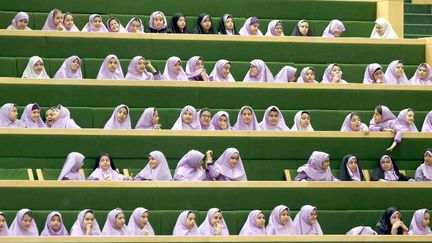 Des écolières iraniennes assistent à une session du Parlement à Téhéran, le 1er mars 2016. Un Majlis qui comportera au moins 14 femmes en majorité réformatrices contre 9 auparavant, toutes conservatrices.  (ATTA KENARE/AFP)