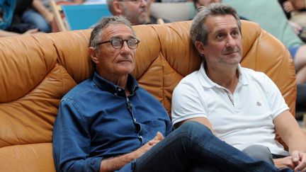 Guy Novès (G) regardant la retransmission à Toulouse du match des Bleus contre l'Argentine en Coupe du monde au Japon, le 21 septembre 2019. (FREDERIC CHARMEUX / MAXPPP)