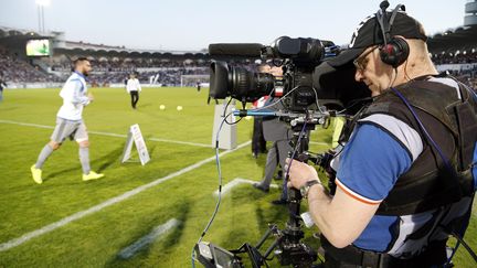 Un caméraman lors d'un match de foot à Bordeaux, en avril 2015 (illustration). (FREDERIC SPEICH / MAXPPP)