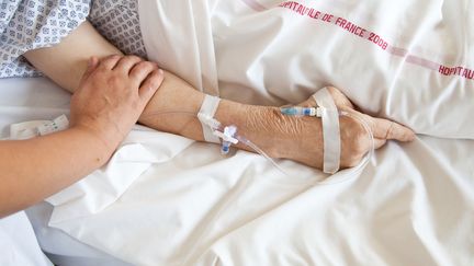 Un patient dans l'unit&eacute; de soins palliatifs de l'h&ocirc;pital de Puteaux (Hauts-de-Seine). (VOISIN / PHANIE / AFP)