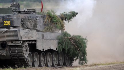 Un char Leopard 2A6 dans une zone d'exercices militaires en Allemagne, le 12 août 2019. (RALF HIRSCHBERGER / DPA-ZENTRALBILD)