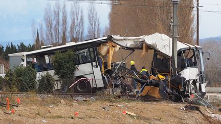 Le bus scolaire percuté par un train, à Millas près de Perpignan, au lendemain de l'accident qui a fait six morts le 14 décembre 2017. (RAYMOND ROIG / AFP)