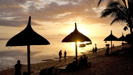 Coucher de soleil sur la plage d'un hôtel de luxe, au sud de l'île Maurice (photo d'illustration). (FRUMM JOHN / HEMIS.FR)