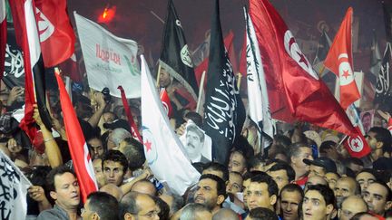 Des partisans d'Ennahda manifestent leur soutien au gouvernement dans les rues de Tunis (Tunisie), le 3 ao&ucirc;t 2013. (FETHI BELAID / AFP)