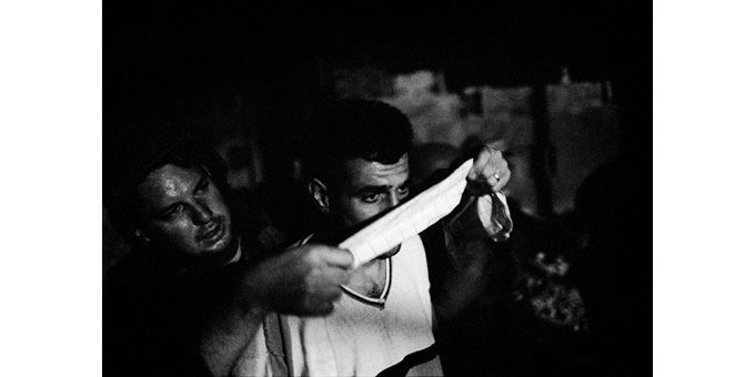 Un Palestinien arrêté et bandé pendant une opération militaire israélienne près de Jenin, Palestine, 2002
 (Paolo Pellegrin / Magnum Photos)