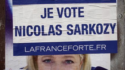 Nicolas Sarkozy chasse les voix des &eacute;lecteurs de Marine Le Pen, ce qui n'est pas du go&ucirc;t de&nbsp;l'ensemble de la majorit&eacute;. (JOEL SAGET / AFP)